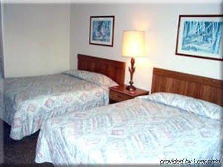 Rainbow Motel New London Room photo